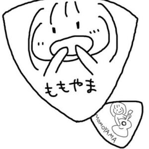 「オリジナルピック」(別デザイン２枚組)＋１楽曲ダウンロードコード付き