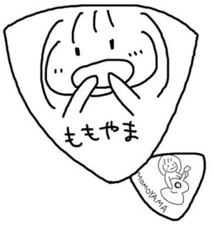 「オリジナルピック」(別デザイン２枚組)＋１楽曲ダウンロードコード付き